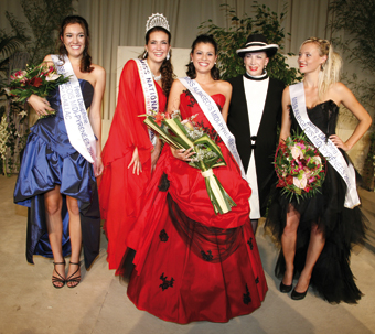 Laetitia Tolfo, Miss Albigeois Midi-Pyrénées entourée de ses dauphines, de Miss Nationale et de Mme de Fontenay