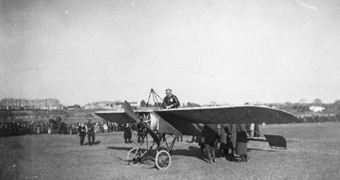 Védrines pose son Morane Borel à Castelnaudary le 11 mars 1911
