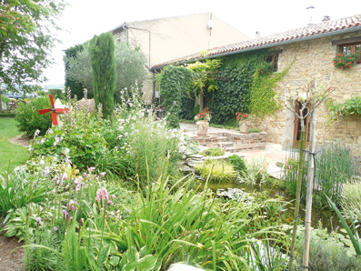 Avec sa réplique de moulin miniature, ce jardin situé à Roumens témoigne de l’identité du territoire du Lauragais. Son bassin naturel, peuplé de plantes aquatiques, apporte à l’ensemble un petit peu de fraîcheur et un charme incomparable. 
