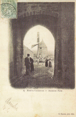   Mireval-Lauragais. Le moulin de Roch-Caunes en 1903 dans le cadre de l’ancienne porte du village.