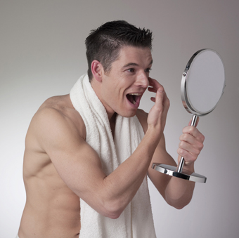 Miroir, mon beau miroir, dis-moi qui est le plus beau ? En 2015, les spécialistes du marche de la cosmétique prévoient qu'un homme sur deux utilisera régulièrement un soin du visage