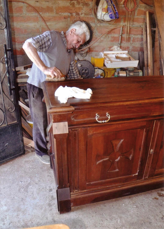 Pierre Jousseaume à l’ouvrage essayant de redonner un peu de lustre au meuble de la sacristie. A 89 ans, l’ancien garde de l’Office National des Forêts  n’a rien perdu de son dynamisme.
