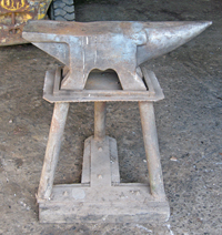 L’enclume du forgeron pouvait peser jusqu’à 400 kg. Elle permettait de mettre en forme tous types de pièces métalliques.
