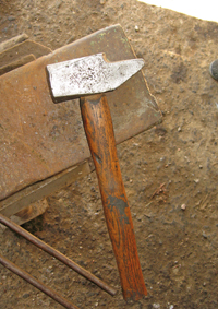 Le marteau était l’un des outils du forgeron servant à façonner la pièce. Son utilisation nécessitait force physique et précision. Le bruit occasionné par le façonnage et la chaleur de l’âtre créaient des conditions de travail difficiles.