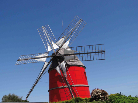 Ce moulin à Six Ailes situé à Nailloux est l'un des plus emblématiques de la région.  La légende raconte que les deux ailes supplémentaires ont été ajoutées par le meunier pour pallier le manque de vent causé par la construction d'une bâtisse en vis-à-vis. De nombreux moulins illustrent encore l'importante activité de minoterie qui perdura dans la région.