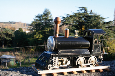 La maquette de la locomotive à vapeur réalisée par René Azaïs est plus vraie que nature. Elle compte parmi les 50 ouvrages réalisés par ce féru de mécanique et de modélisme.  