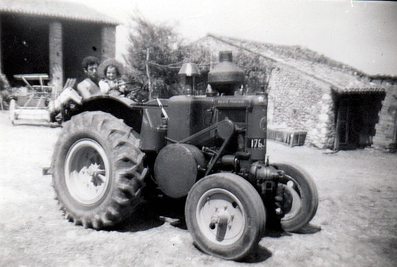 Années 50, dans la cour de la ferme, on pose avec fierté sur le premier tracteur (ici, un Société Française de Vierzon)