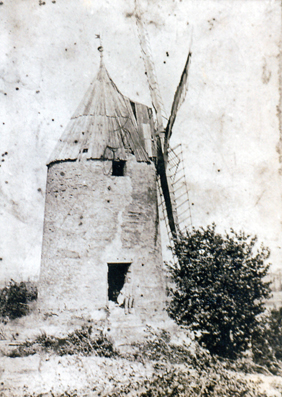 Montgaillard-Lauragais. Le dernier moulin à subsister. Sur le pas de la porte, le meunier Eugène Pagès.   