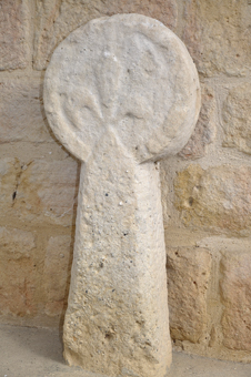 Stèle avec une croix fleurie (fleur de lys) : elle a peut-être servi de borne pour marquer les territoires ressortissant de l’autorité du Roi de France.