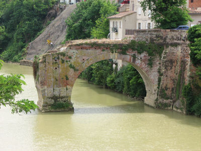 Le premier pont de Mazères a été construit en 1254,  il n’en reste plus à ce jour que ces vestiges. Un pont neuf sera ouvert à la circulation en 1882.