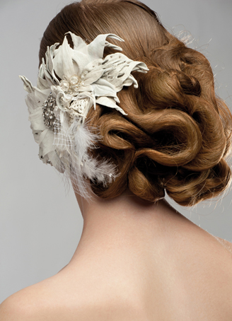 Les coiffures rétro font leur grand retour, y compris chez les mariées auxquelles elles apportent un glamour inégalable. 