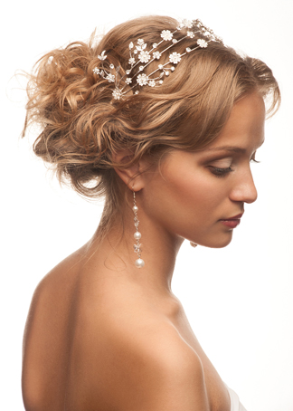 Les accessoires sont l’apanage des coiffures de mariées. Le duo tiare-boucles d’oreilles habil-le sans surcharger les mises en formes naturelles. 