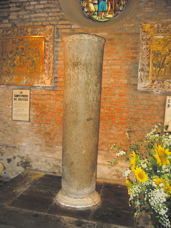 Borne milliaire ou Sainte Pierre à Baziège, témoin de la voie romaine (tous les 1481m) 