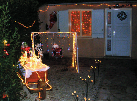 Chaque année depuis 10 ans, Mme Cornac et son mari illuminent leur maison pour les fêtes. Désormais épaulés par leurs petits-fils, ils choisissent ensemble la mise en scène de l'année.