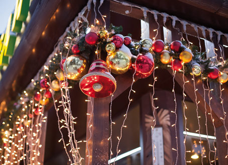 Rideaux de stalactites, figurines de Noël posées au sol, tubes multicolores, sapins givrés, les décorations extérieures sont nombreuses à condition de créer une ambiance harmonieuse, notamment quant au mariage des couleurs.