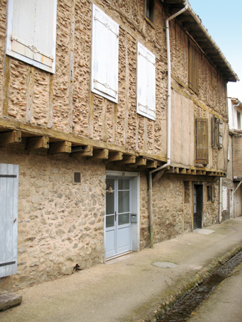 Mener ce type de projet sur une zone protégée peut s'avérer plus fastidieux, dans tous les cas, l'avis de l'architecte des Bâtiments de France est requis. 