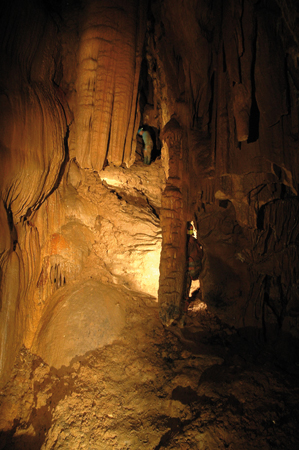 Parfois d’énormes coulées stalagmitiques bloquent et obstruent les galeries (grotte du Calel – Soréze- Tarn). Crédit photo : Olivier Coquelet
