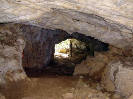     Le vaste porche d’une grotte préhistorique à Saint-Amancet 