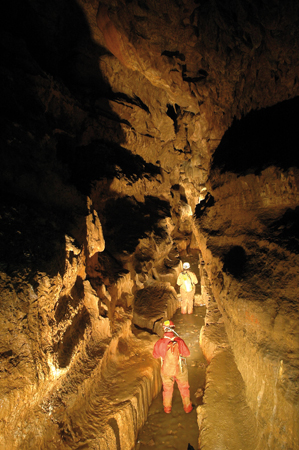 Dans la rivière souterraine de la grotte du Calel à 120 m sous terre Crédit Photo : Olivier Coquelet