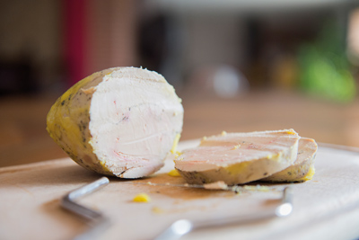    Le foie-gras au torchon permet de varier les plaisirs. Il demande un peu de technique mais crée à coup sûr la surprise dans l’assiette. 