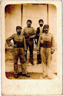 Bernard Batigne (1er à gauche) pose avec ses camarades territoriaux