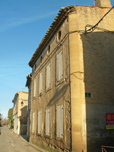 La Grand’Rue, au 1er plan l’ancien presbytère datant du XVIIIème siècle (menacé de dé-molition), plus loin, la maison Embry avec sa façade en encorbellement, l’une des plus anciennes maisons du village.