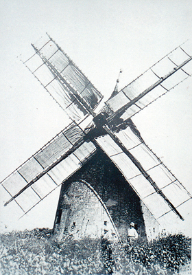 Aguts : Moulin d’en Cruquel en activité. Dans l’ombre de l’aile et couvert d’un chapeau, on aperçoit Louis Escaffre, l’avant-dernier meunier.