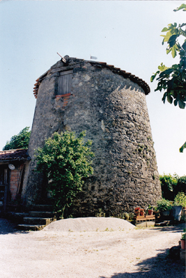 Aguts : L’imposante tour du moulin d’en Cruquel aujourd’hui.