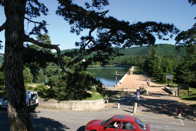 Le bassin de Saint-Ferréol attire de nombreux visiteurs pour des balades le long de la digue ou pour des baignades dans le lac