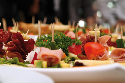 Chez les restaurateurs et les traiteurs, trois formules ont généralement cours pour les repas de mariage : le cocktail dinatoire, le buffet ou le repas assis.