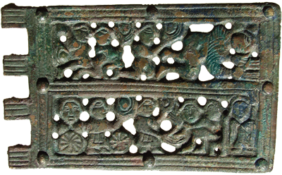Plaque de boucle à décor chrétien (adoration des mages) de style burgonde, début du VIIe siècle, trouvée sur la commune de Mas-Saintes-Puelles (Musée Eburomagus, Bram).