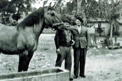 Elie (à gauche) dans la cour de sa ferme