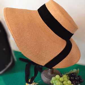 La Palhola utilisée pour les travaux des champs et des vignes devenue pour le folklore “chapeau toulousain“ 