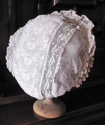 Cette coiffe lauragaise appartenait à Marie Bonnet (1861-1941), épouse du meunier de Mas Stes Puelles (11) 