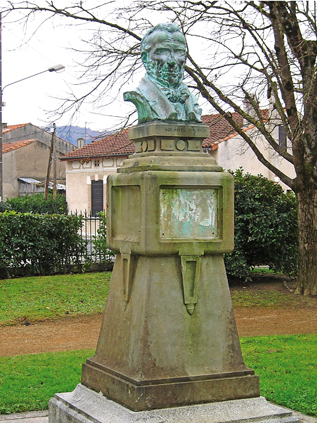 Buste de Jean Joseph Roquefort dans le square du même nom à Revel.  