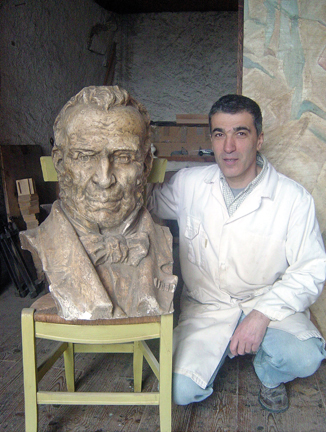 L’œuvre en plâtre d’Auguste Metgé, réalisée en 1909, a permis de confectionner le « moule négatif » pour faire le buste en bronze de Jean Joseph Roquefort. François Prom, arrière petit-fils d’Auguste Metgé pose devant le buste 