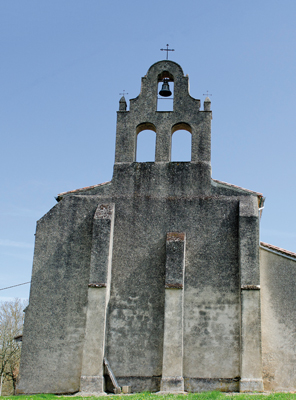 L’église gothique Saint Michel à Bertre, et son puissant clocher mur date du XVIème siècle 