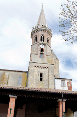 L’église Notre Dame du Lac à Puylaurens possède deux clochers. Parties gothiques : clocheton, vestiges de l’église fortifiée du XIIIe siècle. La base du clocher et la nef sont du XVIIe siècle (1658), les voûtes et le clocher du XIXe siècle, une piéta en bois du XVe siècle. 