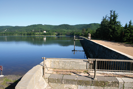 Le bassin de Saint-Ferréol attire de nombreux visiteurs pour des balades le long de la digue ou pour des baignades dans le lac