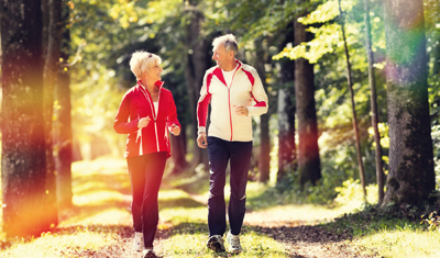 La marche à pied est le sport le plus plébiscité par les seniors. Très bénéfique pour le corps et l'esprit, la marche est l'occasion de promenades à plusieurs ou en solo.