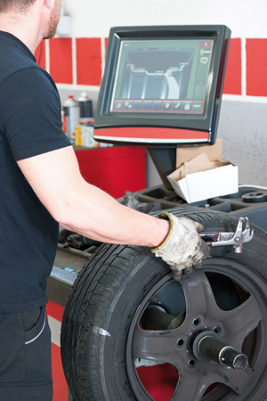 En fonction des habitudes de conduite, c’est le garagiste qui préconisera tel ou tel équipement. De même, en cas de crevaison, seul un professionnel pourra évaluer le niveau de dommage et la possibilité de réparer le pneu existant. 