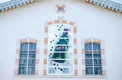    Un dessin de la bouteille de Pippermint Get a été créé sur la façade du Centre Culturel pour rappeler aux passants l’emplacement de la fabrique Get 