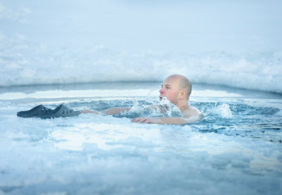 Dans certains pays, le bain glacé est une tradition du Réveillon pour commencer la nouvelle année … revigoré ! 