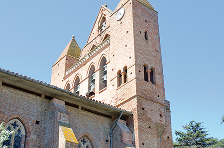Le carillon de l’église Saint Etienne de Baziège (31) fait parti des carillons ruraux typiques du midi toulousain. Il a été restauré et inauguré pour le passage du millénaire, le 31 décembre 2000. Il se compose de 26 cloches couvrant deux octaves et demi. 