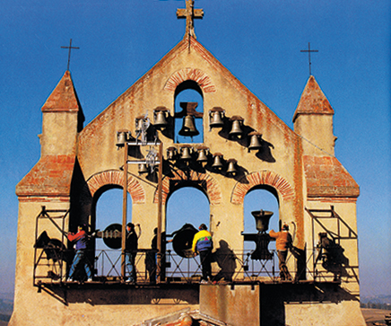 L’église Saint Rémy de Lagarde (31) possède 19 cloches qui fonctionnent manuellement, 16 récentes fondues et inaugurées en 1995 et entre autre la plus ancienne en activité fondue en 1895 et pesant 650 kg. 