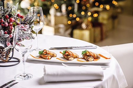 Le dressage des assiettes est un moment-clé de la préparation du repas de fête, ci-dessus une entrée savamment mise en scène. 