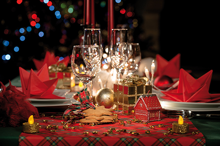 La découverte de la table de fête est toujours un moment très attendu. Soigner sa décoration en changeant de thème chaque année ne manquera pas de créer la surprise.