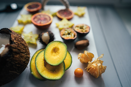 Les fruits exotiques tiennent une place de choix sur la table de fêtes. Ils offrent une palette très riche et joyeuse de saveurs et de couleurs.  