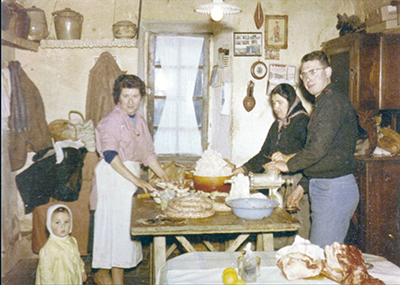 Cuisine du porc au Barthas, avec mon épouse, ma mère et mon frère Georges et Pierre Geuzi (hiver 1962) 