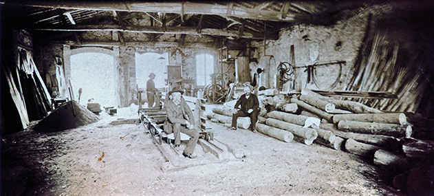 Débitage du bois dans la rue de la gare à Revel (atelier Mons) vers les années 1900
